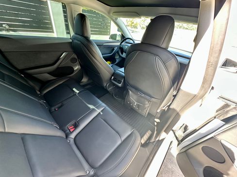 Used 2022 Tesla Model Y Long Range image 22