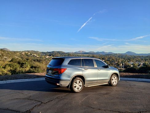 Used 2018 Honda Pilot LX image 1