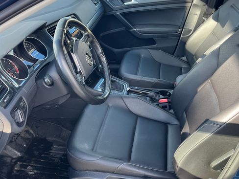 Used 2018 Volkswagen Golf SE image 12