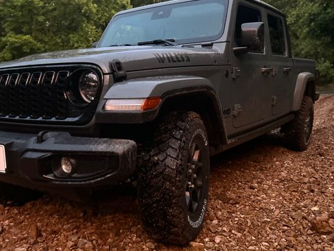 Used 2025 Jeep Gladiator Sport AWD/4WD image 1