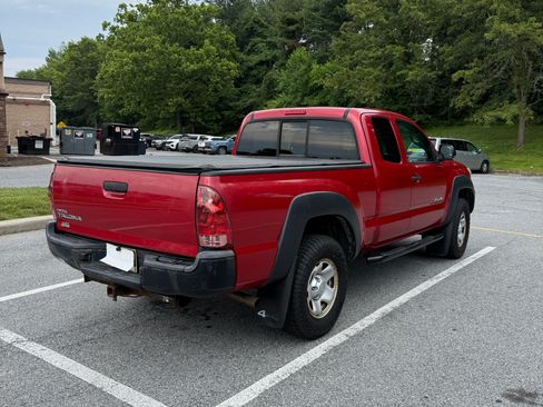 Used 2015 Toyota Tacoma 4x4 Access Cab w/ Convenience Package image 4