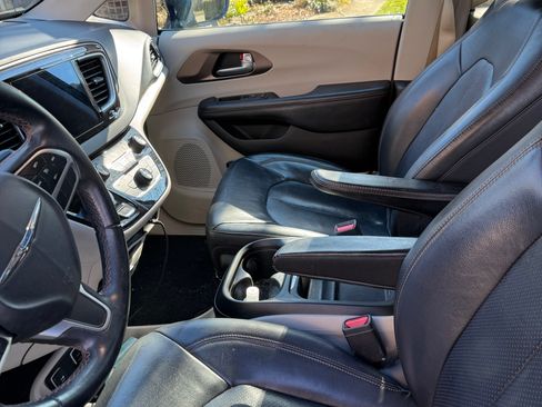 Used 2018 Chrysler Pacifica Touring-L w/ Tire & Wheel Group image 8