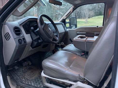 Used 2008 Ford F550 4x4 Regular Cab Super Duty image 7