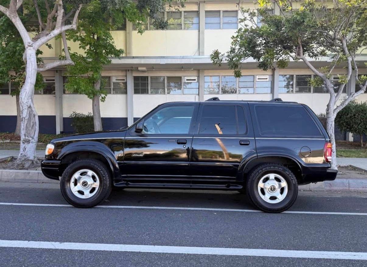 Used 2000 Ford Explorer Limited RWD image 1