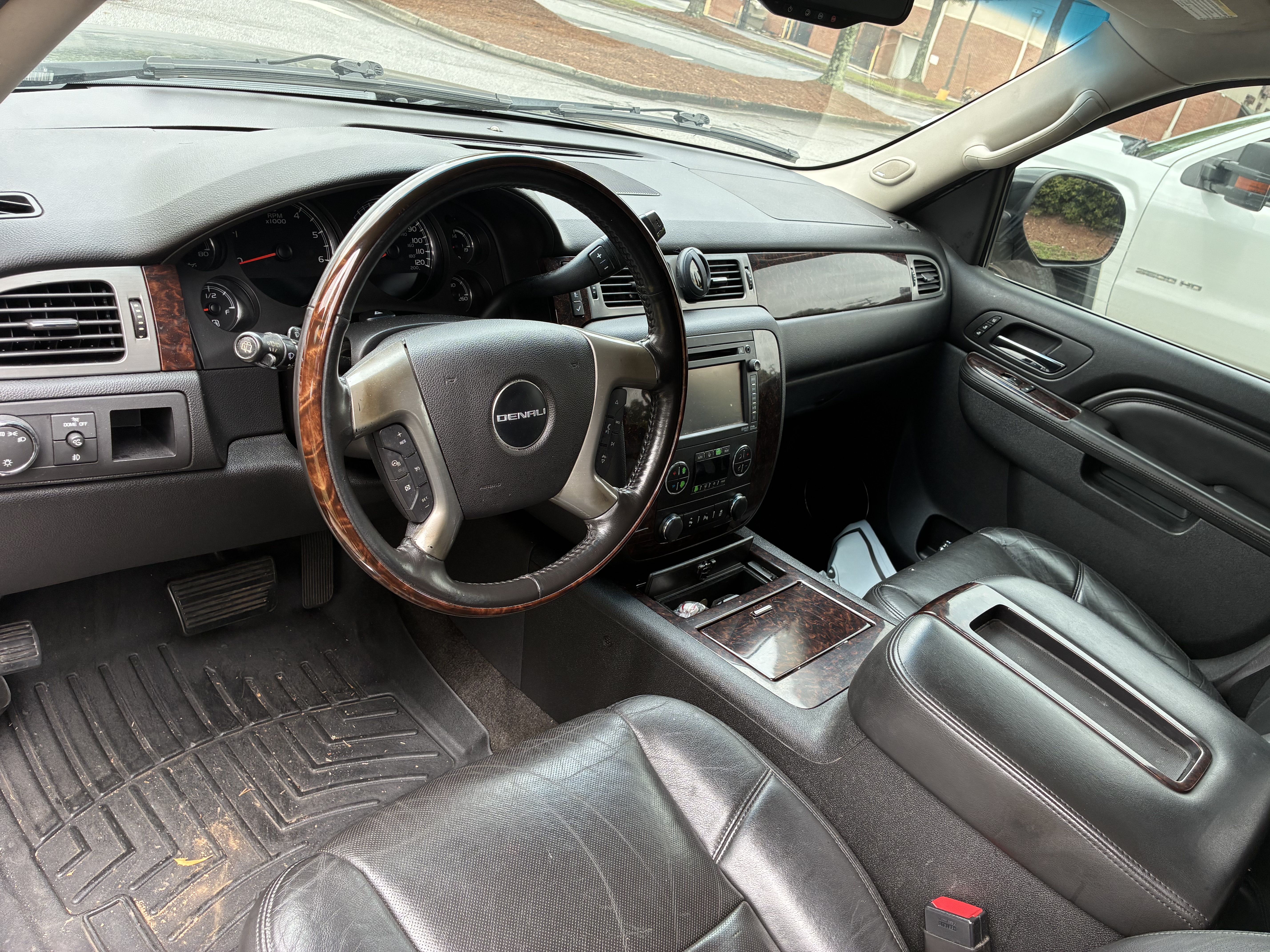 Used 2013 GMC Yukon Denali RWD image 6
