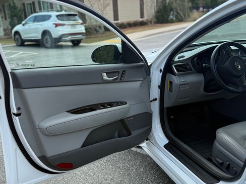 Used 2016 Kia Optima EX w/ Premium Package image 9