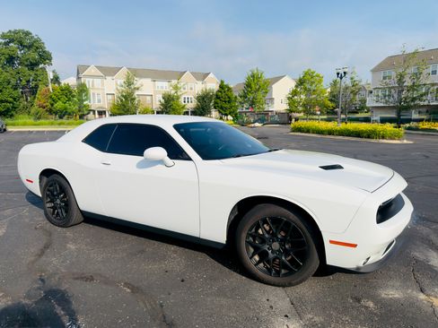 Used 2015 Dodge Challenger SXT w/ Driver Convenience Group RWD image 6