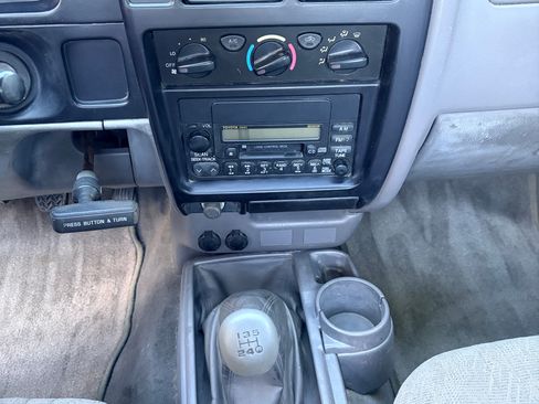 Used 2001 Toyota Tacoma 2WD Regular Cab image 17