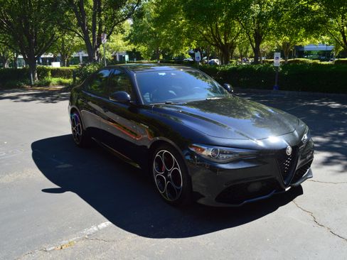 Used 2023 Alfa Romeo Giulia Veloce RWD image 10