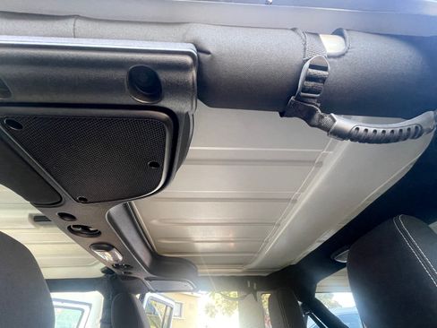 Used 2017 Jeep Wrangler Unlimited Sahara w/ Connectivity Group image 12