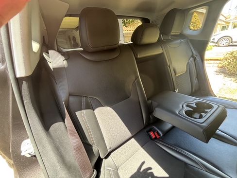 Used 2019 Jeep Compass Latitude w/ Popular Equipment Group FWD image 16