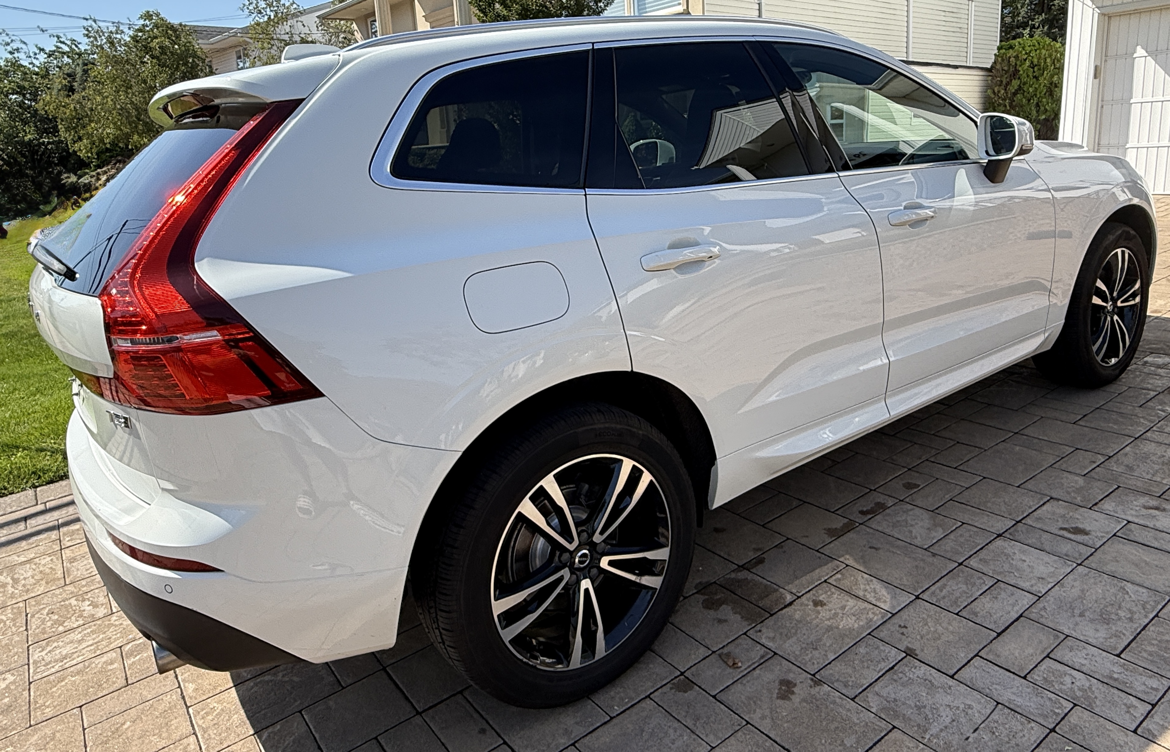 Used 2021 Volvo XC60 T5 Momentum w/ Protection Package AWD/4WD image 6