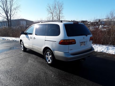 Used 1999 Toyota Sienna XLE image 4