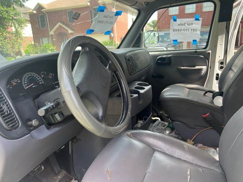 Used 2000 Dodge B2500 RWD image 4