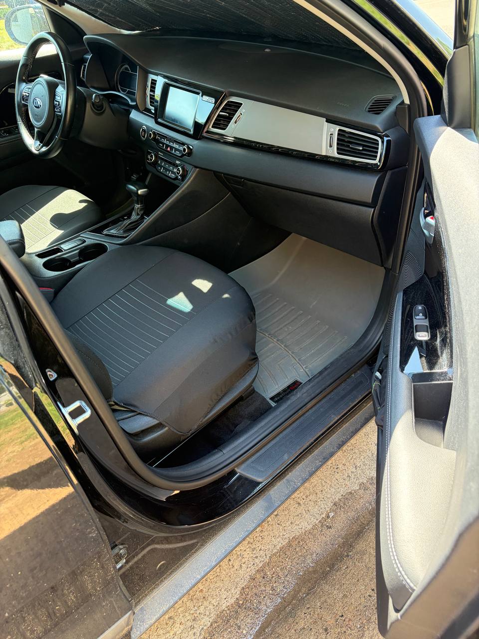 Used 2018 Kia Niro EX FWD image 10