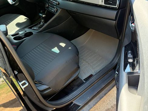 Used 2018 Kia Niro EX FWD image 10