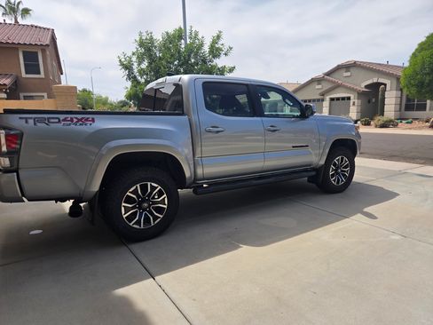 Used 2020 Toyota Tacoma TRD Sport w/ TRD Premium Sport Package AWD/4WD image 4