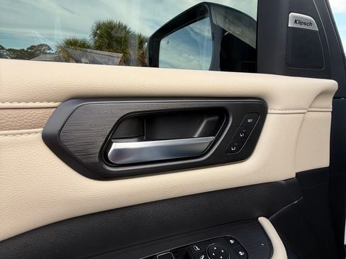 Used 2025 Nissan Armada Platinum Reserve RWD image 6