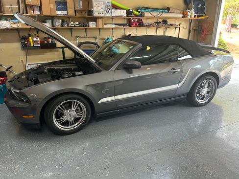 Used 2010 Ford Mustang GT Premium RWD image 8