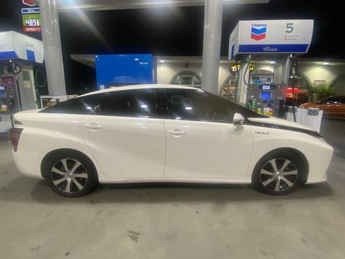 Used 2019 Toyota Mirai image 2