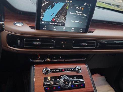 Used 2024 Lincoln Aviator Reserve w/ Equipment Group 201A image 11