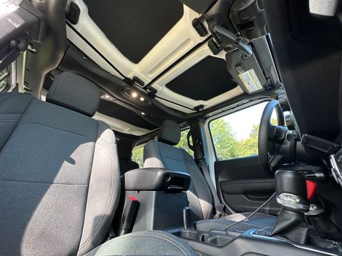 Used 2024 Jeep Wrangler Unlimited Sport image 16