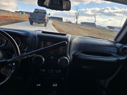 Used 2017 Jeep Wrangler Sport image 14