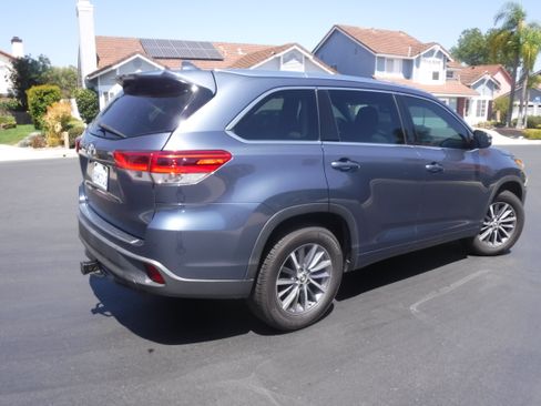 Used 2017 Toyota Highlander XLE w/ Carpet Mat Package FWD image 10