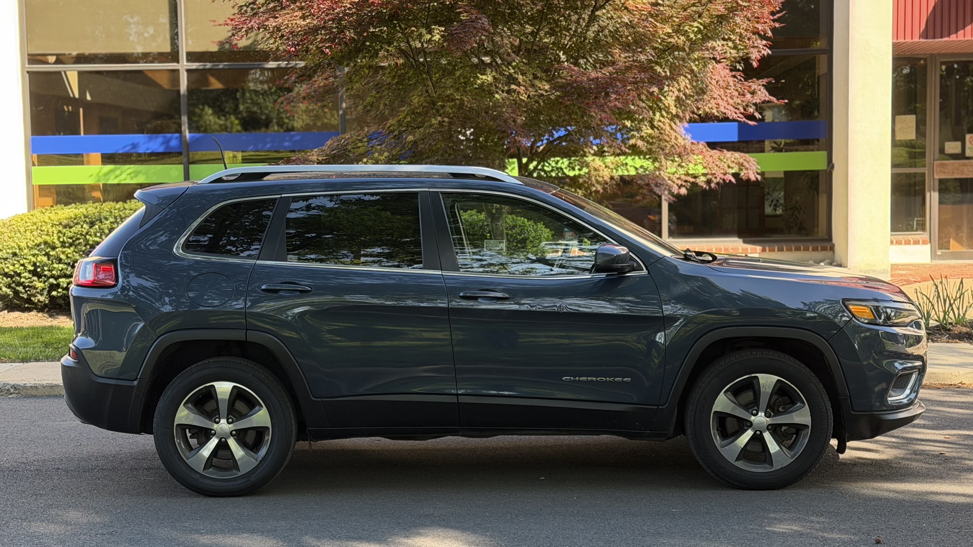 Used 2019 Jeep Cherokee Limited AWD/4WD image 5