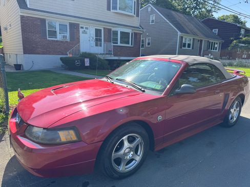 Used 2004 Ford Mustang Convertible RWD image 2