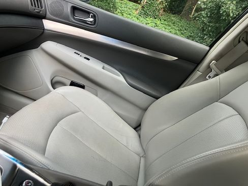 Used 2015 INFINITI Q40 Sedan 4D w/ Moonroof Package image 11