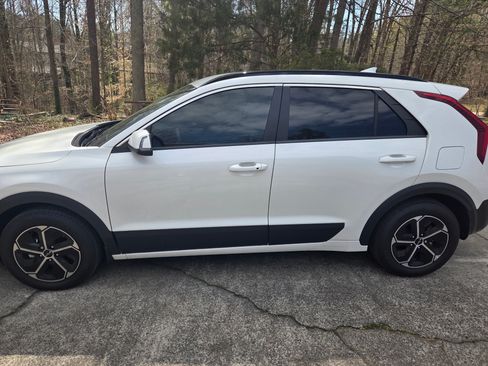 Used 2025 Kia Niro EX image 1