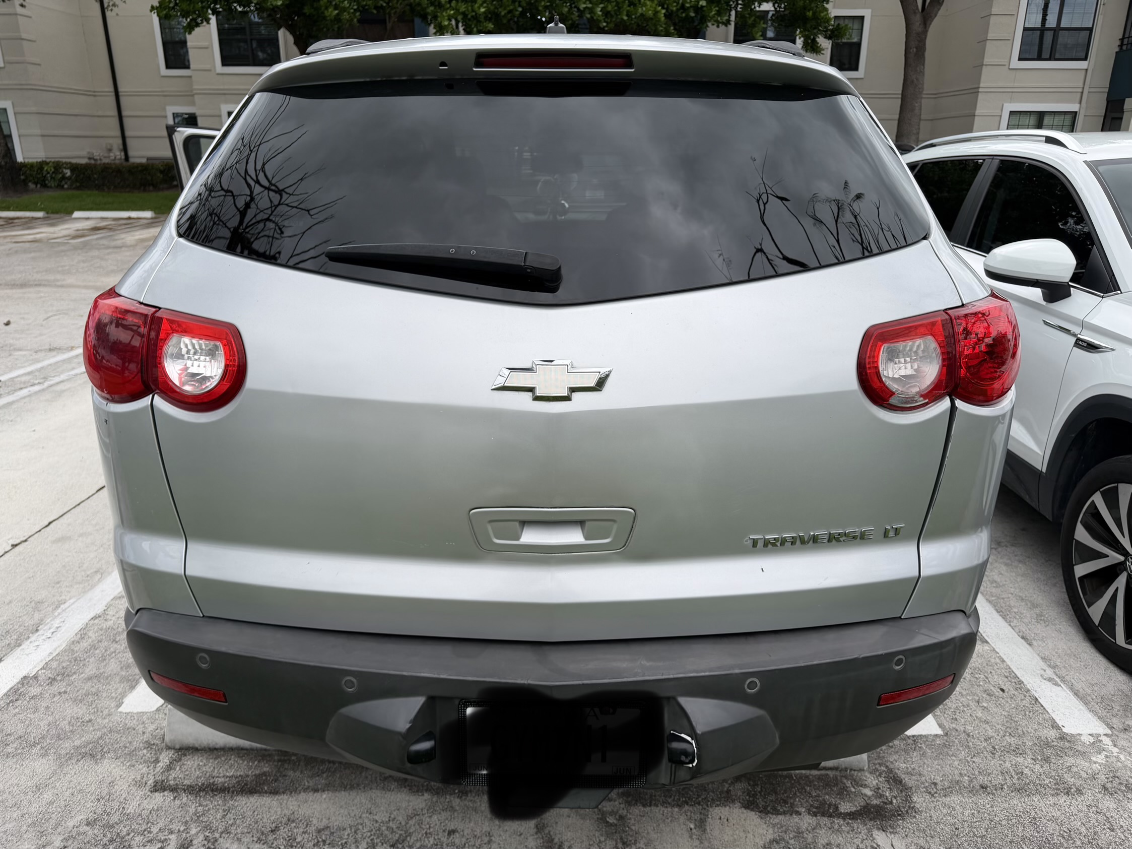 Used 2011 Chevrolet Traverse LT FWD image 1