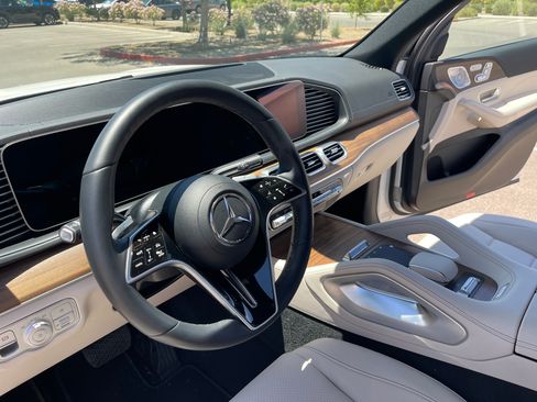 Used 2025 Mercedes-Benz GLS 450 4MATIC image 17