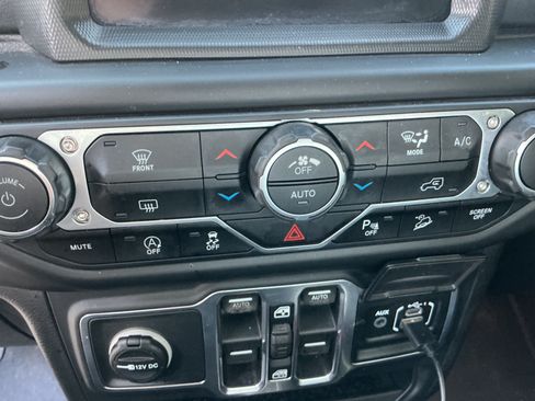 Used 2018 Jeep Wrangler Unlimited Sahara image 13