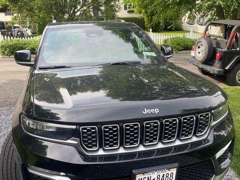 Used 2022 Jeep Grand Cherokee Summit AWD/4WD image 2