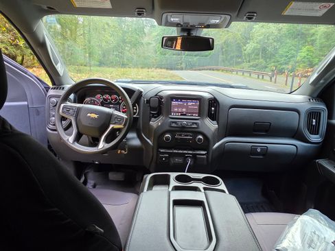 Used 2023 Chevrolet Silverado 2500 Custom w/ Custom Value Package image 9