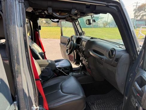 Used 2018 Jeep Wrangler Unlimited Rubicon image 11