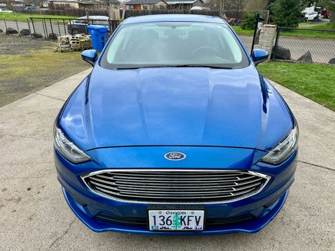 Used 2017 Ford Fusion SE w/ Fusion SE Technology Package FWD image 2