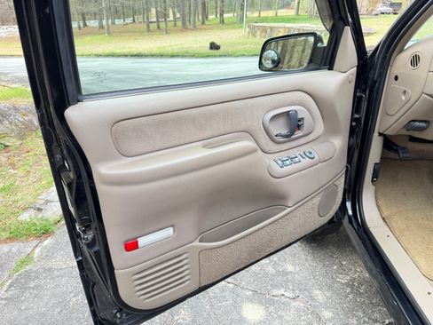 Used 1999 GMC Suburban 4WD w/ Marketing Opt Pkg 3 image 15