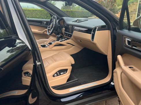 Used 2021 Porsche Cayenne AWD/4WD image 13