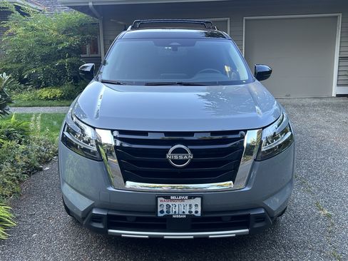 Used 2023 Nissan Pathfinder SL AWD/4WD image 2