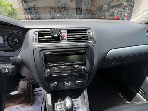 Used 2013 Volkswagen Jetta SE FWD image 2