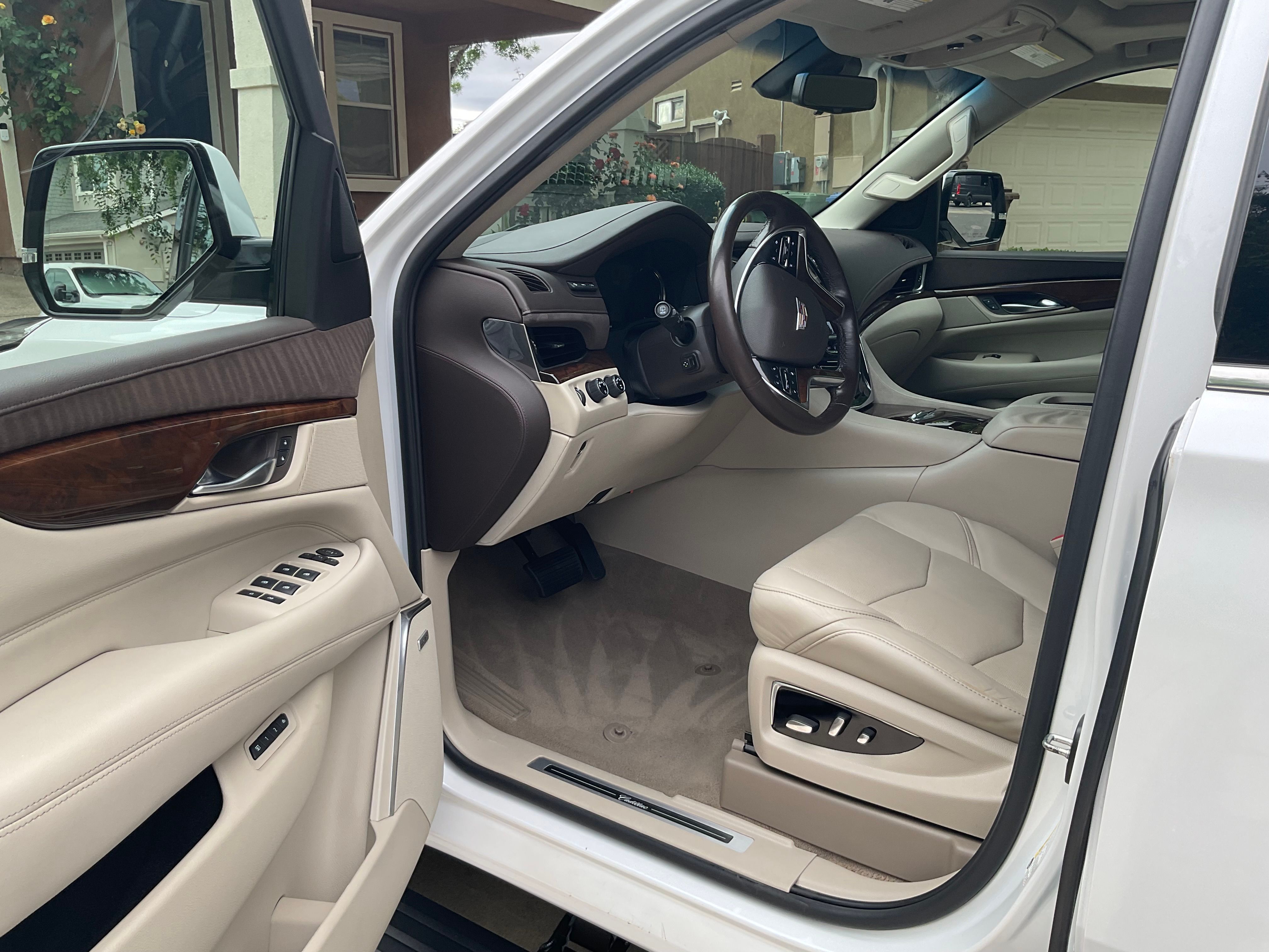 Used 2017 Cadillac Escalade Premium Luxury AWD/4WD image 11