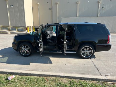 Used 2010 GMC Yukon XL Denali AWD/4WD image 11