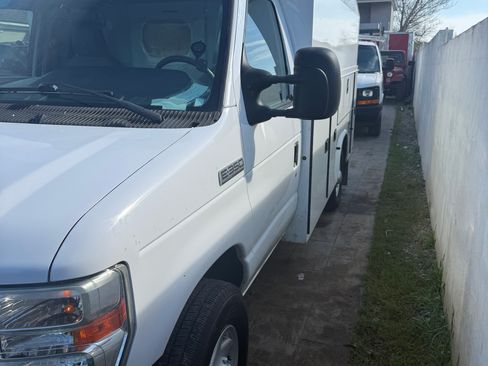 Used 2016 Ford E-350 and Econoline 350 Super Duty image 4