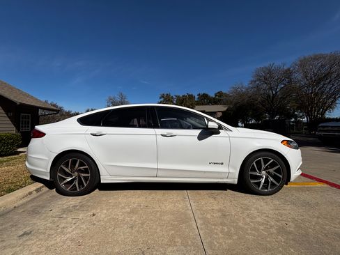 Used 2018 Ford Fusion SE image 2