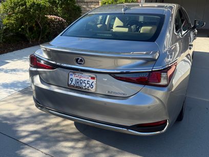 Used 2019 Lexus ES 300h w/ Accessory Package