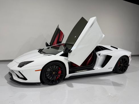 Used 2018 Lamborghini Aventador S image 2