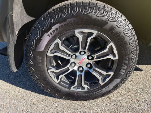 Used 2024 GMC Canyon AT4 w/ AT4 Premium Package image 9